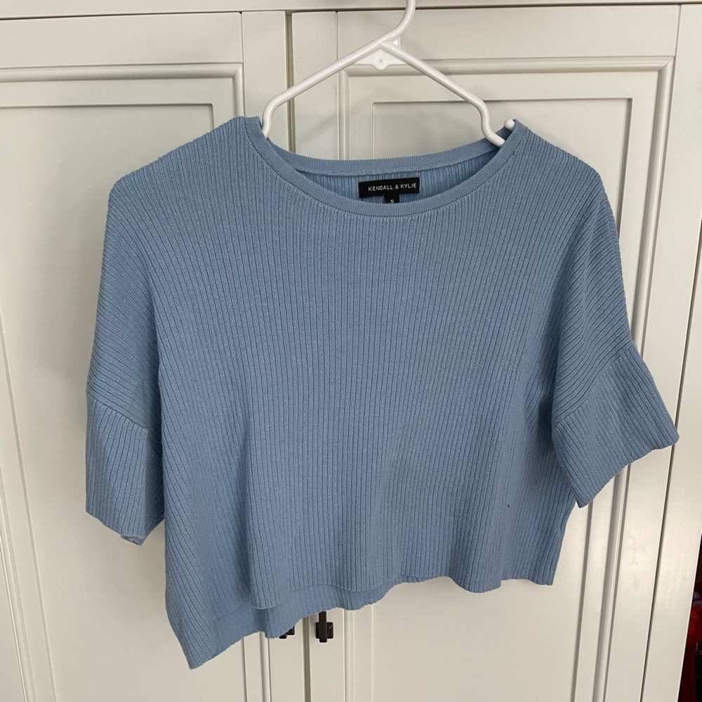 Blue shirt sleeve flowy sweater top